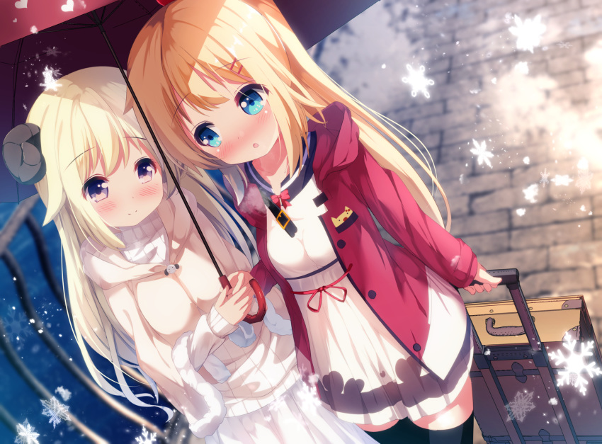 2girls akai_haato black_legwear blonde_hair blue_eyes blurry blurry_background blush bow bowtie breasts brown_jacket chinomaron closed_mouth commentary_request curled_horns depth_of_field dress fur_trim hair_ornament hairclip highres holding holding_umbrella hololive hood hood_down hooded_jacket horns jacket long_hair multiple_girls open_clothes open_jacket parted_lips red_jacket red_neckwear rolling_suitcase shared_umbrella sheep_horns small_breasts smile snowflakes standing thigh-highs tsunomaki_watame umbrella very_long_hair violet_eyes virtual_youtuber white_dress