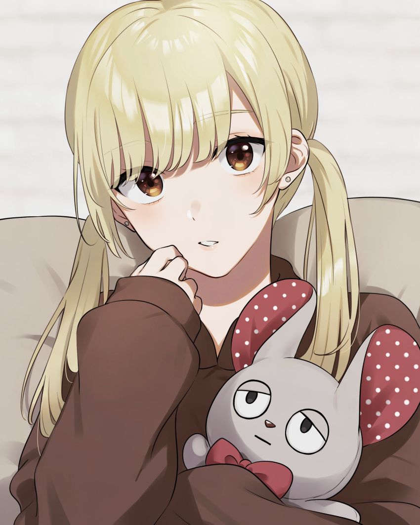 1girl bangs blonde_hair brown_eyes brown_sweater commentary_request earrings eyebrows_visible_through_hair head_tilt highres holding holding_stuffed_animal jewelry long_sleeves looking_at_viewer original parted_lips solo stud_earrings stuffed_animal stuffed_mouse stuffed_toy sweater twintails unapoppo upper_body