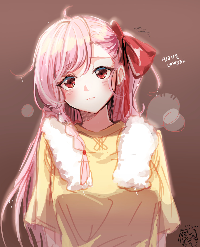 1girl ahoge blush bow breasts brown_headwear closed_mouth girls_frontline hair_bow hair_dryer head_tilt highres korean_text long_hair mocohi123 negev_(girls_frontline) pink_hair red_bow red_eyes shirt short_sleeves sketch small_breasts smile solo towel towel_around_neck translation_request upper_body very_long_hair yellow_shirt