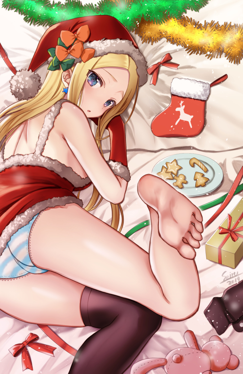 1girl abigail_williams_(fate/grand_order) ass bangs barefoot blonde_hair blue_eyes blush bow breasts fate/grand_order fate_(series) forehead gloves hat highres hijiri_ruka long_hair looking_at_viewer open_mouth orange_bow parted_bangs santa_costume solo star stuffed_toy thighs