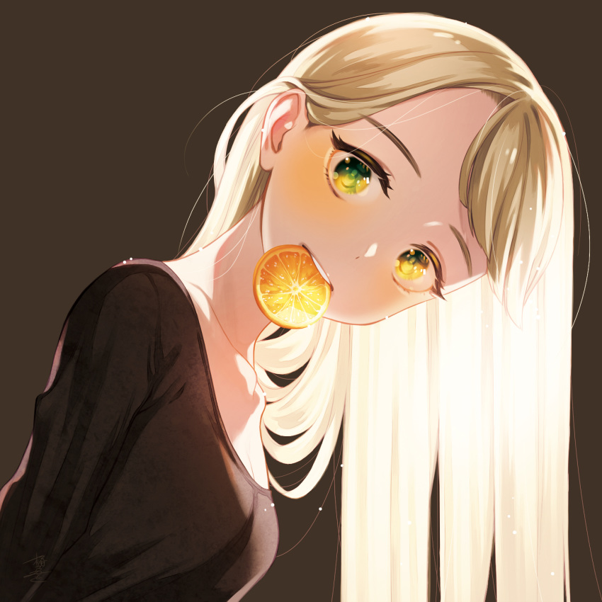 1girl black_background black_shirt blonde_hair breasts collarbone commentary_request food food_in_mouth fruit green_eyes head_tilt highres long_hair looking_at_viewer mouth_hold okeno_kamoku orange orange_slice original shirt simple_background small_breasts solo upper_body