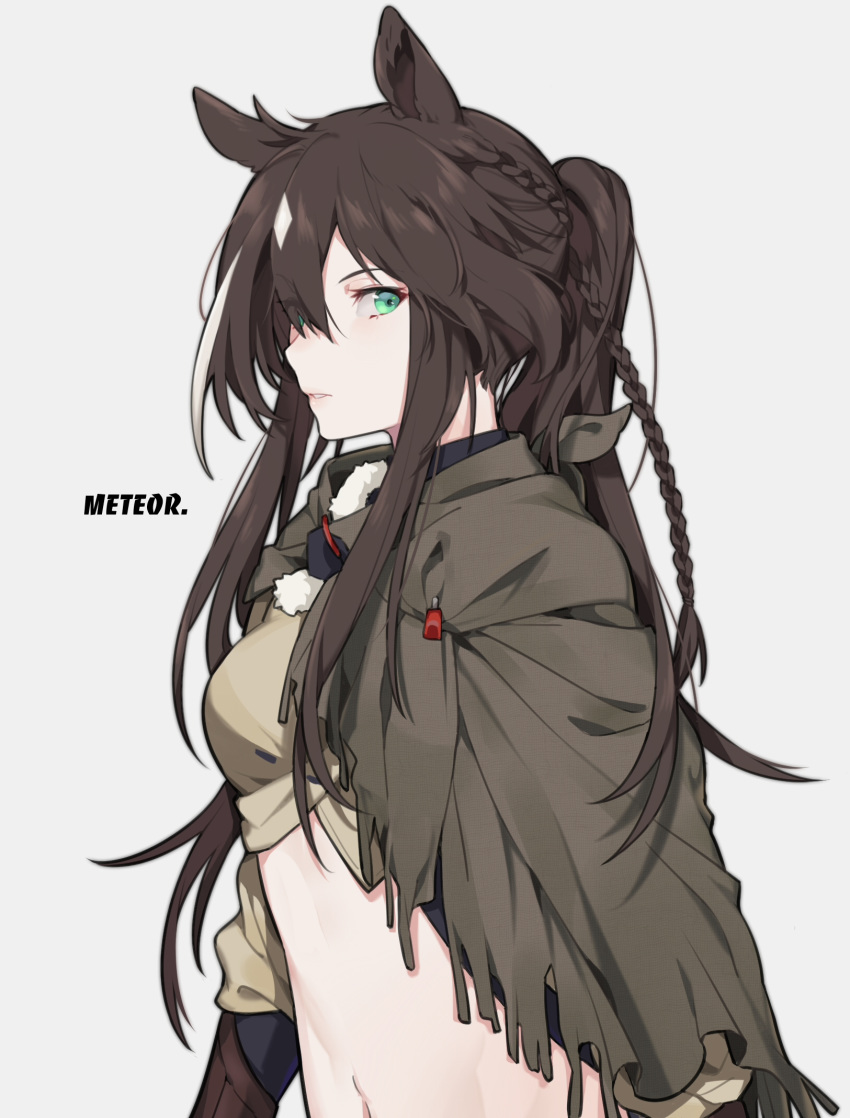 1girl anchun_(quail0503) animal_ears arknights bangs black_hair braid breasts capelet character_name commentary crop_top green_eyes grey_background grey_capelet hair_between_eyes highres horse_ears long_hair looking_at_viewer medium_breasts meteor_(arknights) midriff multicolored_hair navel parted_lips ponytail sidelocks simple_background solo stomach streaked_hair symbol_commentary upper_body white_hair