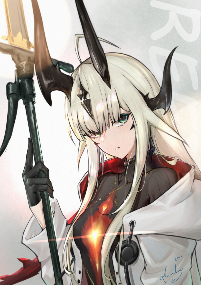 1girl ahoge anming arknights black_gloves black_shirt breasts character_name dated dragon_horns dragon_tail glint gloves green_eyes grey_background hair_between_eyes highres hood hooded_jacket horns jacket lips long_hair long_sleeves looking_at_viewer medium_breasts parted_lips polearm reed_(arknights) ribbed_shirt shirt sidelocks signature silver_hair simple_background solo spear straight_hair tail turtleneck upper_body weapon white_jacket