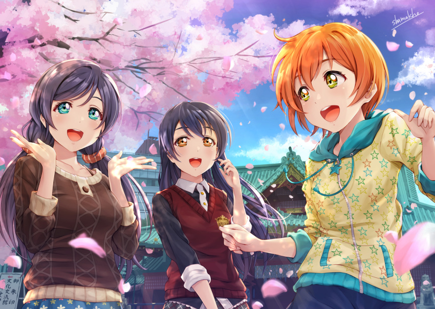 3girls artist_name bangs blue_hair cherry_blossoms commentary_request green_eyes hair_between_eyes highres hoshizora_rin lily_white_(love_live!) long_hair looking_at_another love_live! love_live!_school_idol_project low_twintails multiple_girls open_mouth orange_hair purple_hair scrunchie shamakho short_hair shrine signature sonoda_umi standing toujou_nozomi twintails yellow_eyes