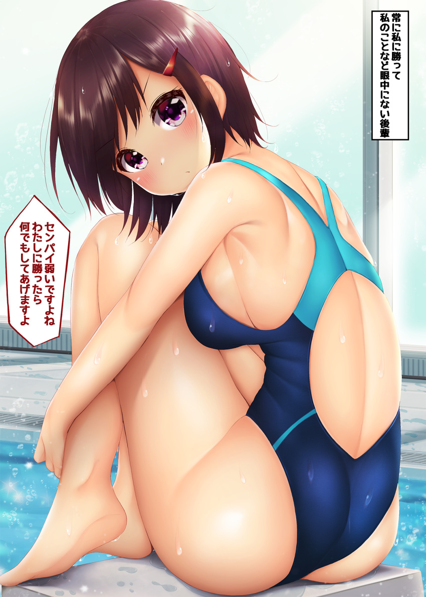 1girl backless_outfit backless_swimsuit bangs bare_arms bare_legs bare_shoulders barefoot blue_swimsuit blush breasts brown_hair closed_mouth commentary_request eyebrows_visible_through_hair hair_ornament hairclip highres indoors knees_up large_breasts looking_at_viewer looking_back minato_(ojitan_gozaru) original short_hair sideboob sitting solo swimsuit translation_request v-shaped_eyebrows violet_eyes wet