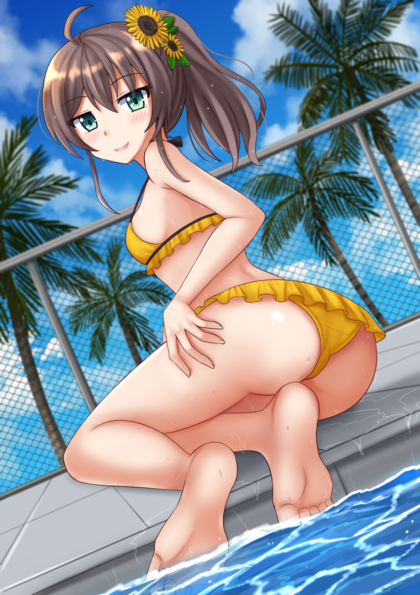 1girl ahoge ass bangs bare_arms bare_legs bare_shoulders barefoot bikini blue_sky blurry blurry_background blush breasts brown_hair chain-link_fence clouds cloudy_sky day depth_of_field eyebrows_visible_through_hair fence flower frilled_bikini frills green_eyes grin hair_between_eyes hair_flower hair_ornament highres hololive kazenokaze looking_at_viewer natsuiro_matsuri orange_bikini outdoors palm_tree poolside side_ponytail sidelocks sky small_breasts smile soles solo sunflower sunflower_hair_ornament swimsuit tree virtual_youtuber water wet yellow_flower