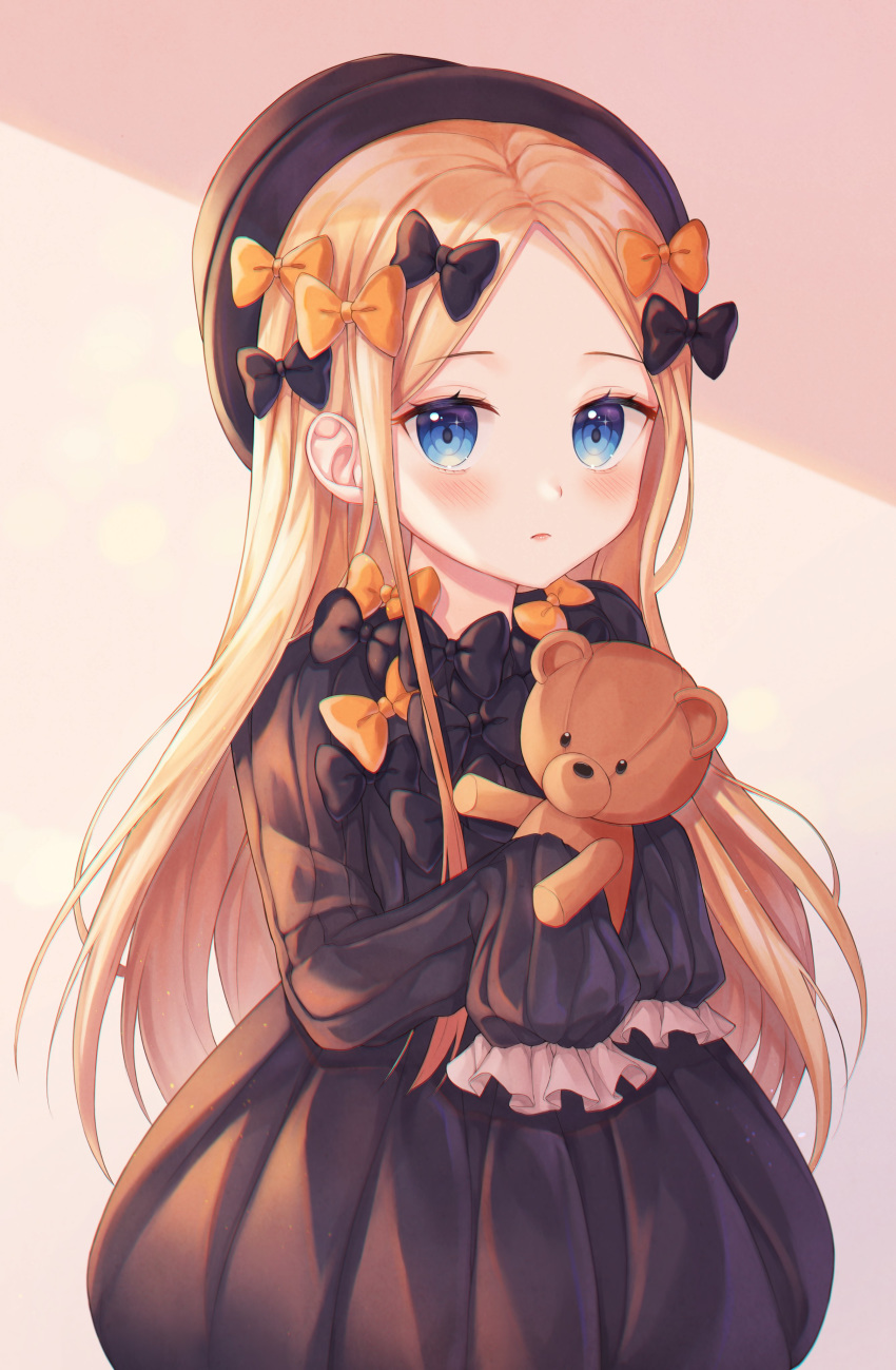 1girl abigail_williams_(fate/grand_order) absurdres backlighting bangs black_bow black_dress black_headwear blonde_hair blue_eyes blush bow breasts dress fate/grand_order fate_(series) forehead hair_bow hat highres holding holding_stuffed_animal long_hair long_sleeves looking_at_viewer monjja multiple_bows orange_bow parted_bangs parted_lips ribbed_dress sleeves_past_fingers sleeves_past_wrists small_breasts solo stuffed_animal stuffed_toy teddy_bear