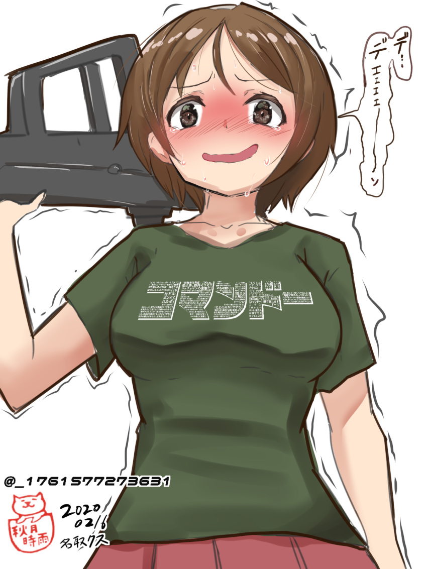 1girl 51_(akiduki) alternate_costume bangs blush breasts brown_eyes brown_hair character_name commando_(movie) dated green_shirt hairband highres holding holding_weapon kantai_collection medium_breasts natori_(kantai_collection) nose_blush open_mouth pose red_skirt shirt shitty_t-shirt_naval_base short_hair short_sleeves simple_background skirt solo sweat translation_request twitter_username weapon white_background white_hairband