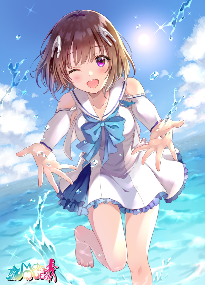 1girl ;d bangs bare_shoulders barefoot blue_bow blue_sky bow breasts brown_hair clouds collarbone commentary_request day detached_sleeves dress eyebrows_visible_through_hair frilled_dress frills hair_ornament highres horizon long_sleeves looking_at_viewer medium_breasts ocean official_art one_eye_closed open_mouth original outdoors sailor_collar sailor_dress sky sleeveless sleeveless_dress smile solo sparkle splashing standing standing_on_one_leg sun upper_teeth violet_eyes water white_dress white_sailor_collar white_sleeves yatomi