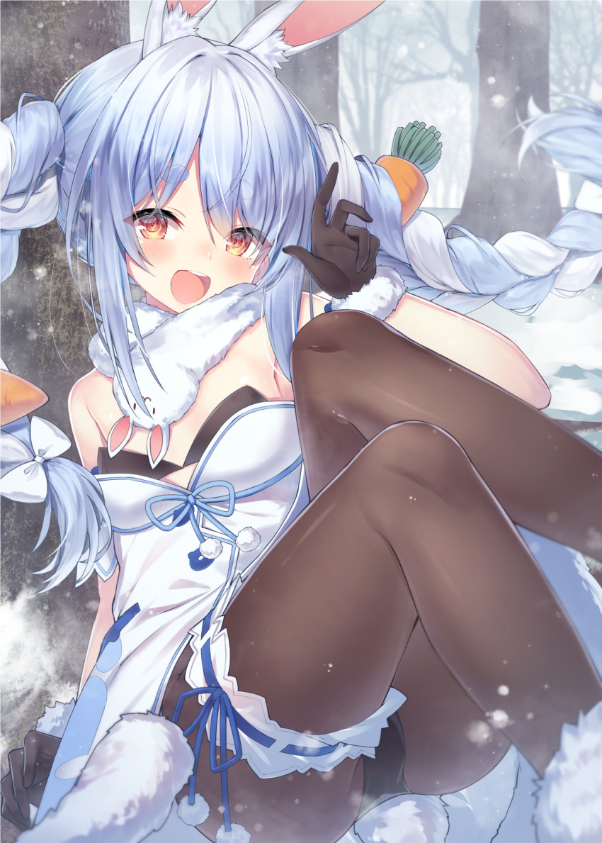 1girl animal_ear_fluff animal_ears bangs black_gloves blue_hair blush braid brown_legwear bunny_tail carrot_hair_ornament dress eyebrows_visible_through_hair food_themed_hair_ornament fur-trimmed_dress fur-trimmed_gloves fur_trim gloves hair_ornament hand_up highres hololive knees_up long_hair looking_at_viewer multicolored_hair open_mouth orange_eyes outdoors pantyhose pom_pom_(clothes) rabbit_ears short_eyebrows sidelocks sitting snow solo tail thick_eyebrows thigh_strap topia tree twin_braids twintails two-tone_hair usada_pekora virtual_youtuber white_dress white_hair