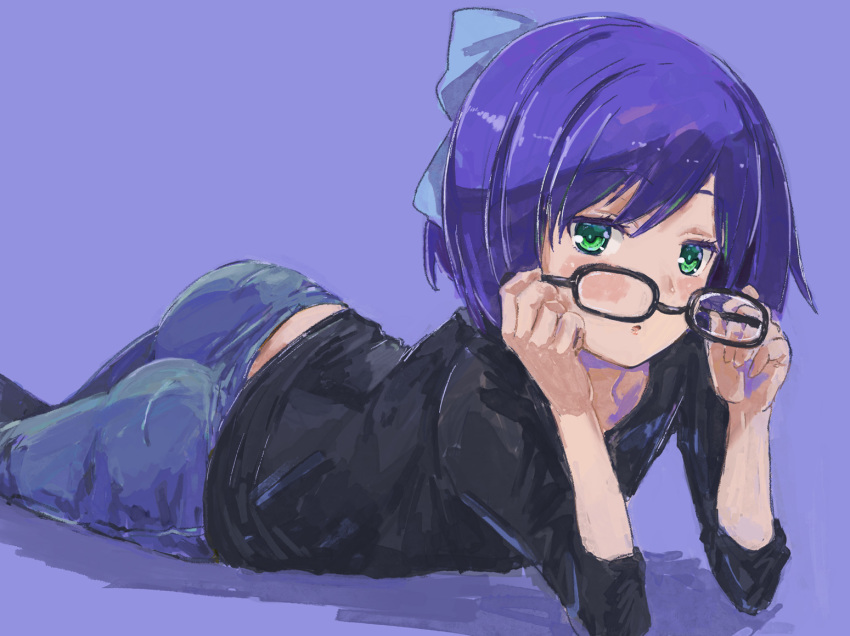 1girl adjusting_eyewear ass bangs black_shirt blush bow denim glasses green_eyes hair_bow hololive jeans looking_at_viewer lying on_stomach pants parted_bangs parted_lips purple_background shirt short_hair simple_background solo swept_bangs t-shirt tokino_sora_channel traditional_media violet_eyes virtual_youtuber yohane yuujin_a_(tokino_sora_channel)