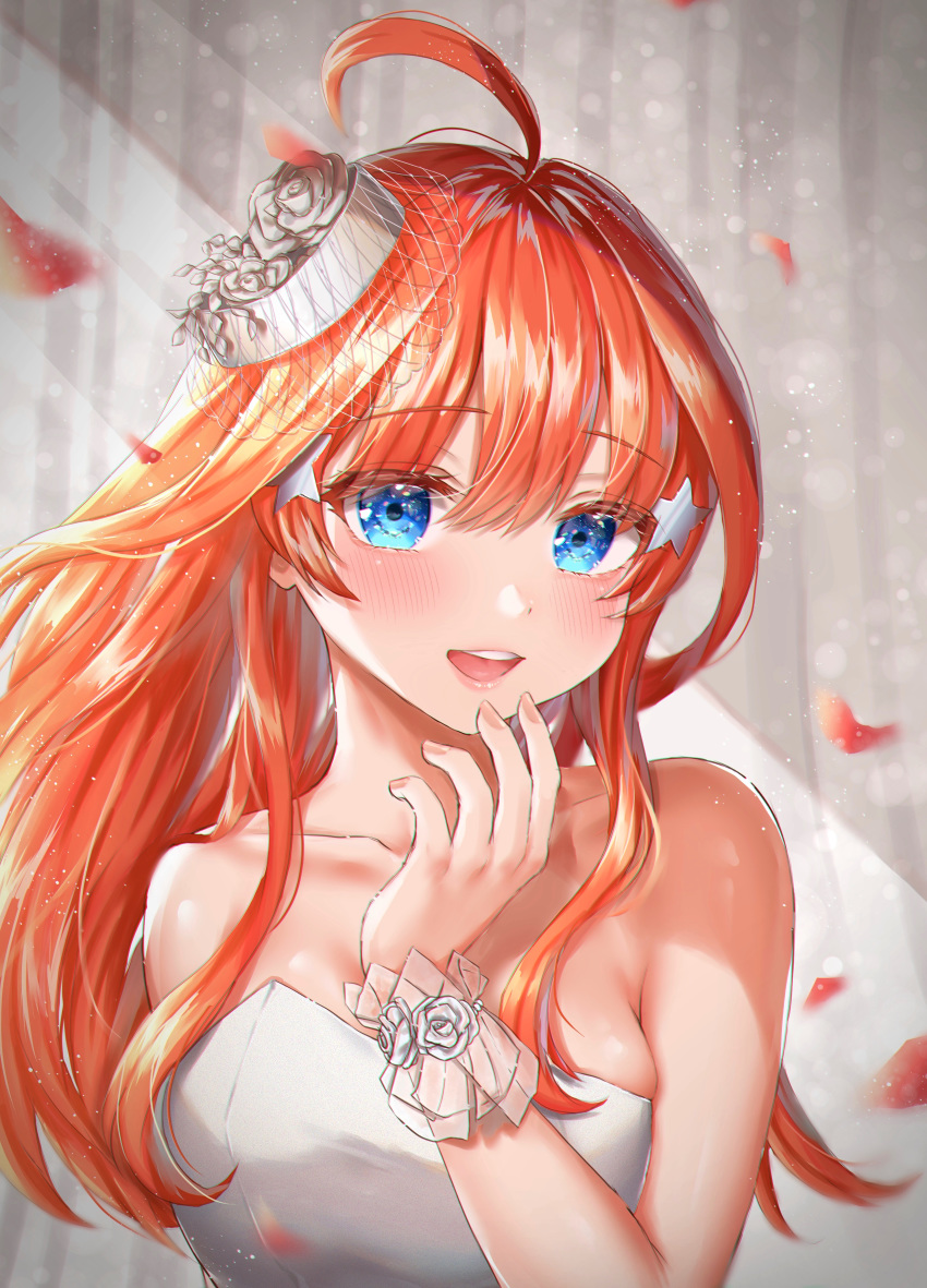 1girl :d absurdres ahoge bangs bare_arms bare_shoulders blue_eyes blush breasts collarbone commentary_request dress eyebrows_visible_through_hair go-toubun_no_hanayome grey_dress grey_headwear grey_rose hair_ornament hand_up highres long_hair looking_at_viewer medium_breasts nakano_itsuki open_mouth petals redhead round_teeth sidelocks smile solo star star_hair_ornament strapless strapless_dress syatihoko teeth upper_body upper_teeth veil wrist_cuffs