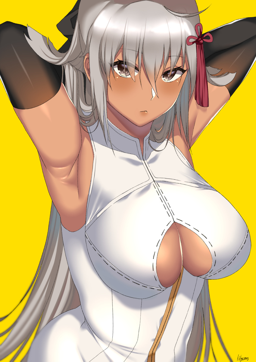 1girl absurdres ahoge armpits arms_behind_head arms_up bangs bare_shoulders black_bow blush bow breasts brown_eyes closed_mouth dark_skin detached_sleeves fate/grand_order fate_(series) hair_between_eyes hair_bow highres koha-ace large_breasts lilycious long_hair looking_at_viewer okita_souji_(alter)_(fate) okita_souji_(fate)_(all) silver_hair simple_background solo tassel tied_hair under_boob underboob_cutout yellow_background