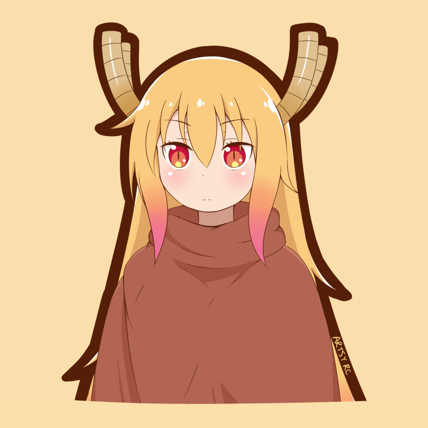 1girl alternate_costume artsy-rc black_outline blonde_hair cloak closed_mouth dot_nose eyebrows_visible_through_hair gradient_hair hair_between_eyes highres horns kobayashi-san_chi_no_maidragon long_hair multicolored_hair outline red_eyes signature simple_background slit_pupils solo tooru_(maidragon) upper_body yellow_background