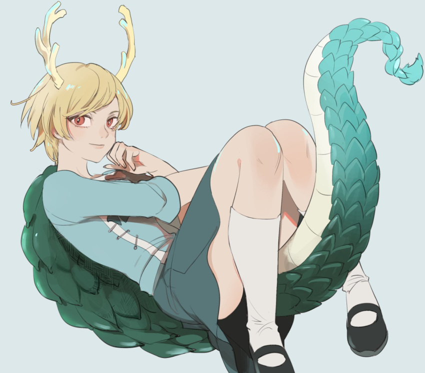 1girl bangs black_footwear blonde_hair blue_background blue_shirt closed_mouth commentary dragon_girl dragon_horns dragon_tail full_body highres horns joniko1110 kicchou_yachie looking_at_viewer mary_janes reclining red_eyes shirt shoes short_hair short_sleeves simple_background smile solo tail thighs touhou turtle_shell