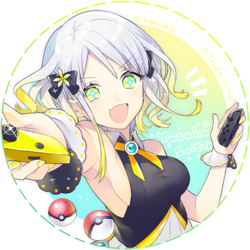 +_+ 1girl :d bare_shoulders black_bow black_shirt blush bow breasts bright_pupils collared_shirt eyebrows_visible_through_hair fang flower glint hair_bow hair_flower hair_ornament highres holding joy-con looking_at_viewer nintendo_switch notice_lines open_mouth poke_ball poke_ball_(generic) shirt short_hair sideboob skin_fang smile sogawa solo twitter_username white_headwear wing_collar yellow_eyes yuzuha_(channel) yuzuha_(yuzuha_virtual)