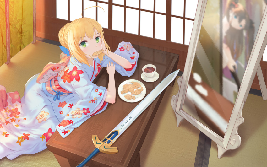 2girls ahoge artoria_pendragon_(all) bangs black_legwear blonde_hair blue_bow blue_eyes blue_kimono blush bow braid braided_bun brown_hair excalibur eyebrows_visible_through_hair fate/stay_night fate_(series) floral_print green_eyes hair_between_eyes hair_bow japanese_clothes kimono lisong_shen long_sleeves looking_at_viewer mirror mouth_hold multiple_girls obi print_kimono saber sash short_hair toosaka_rin twintails wide_sleeves