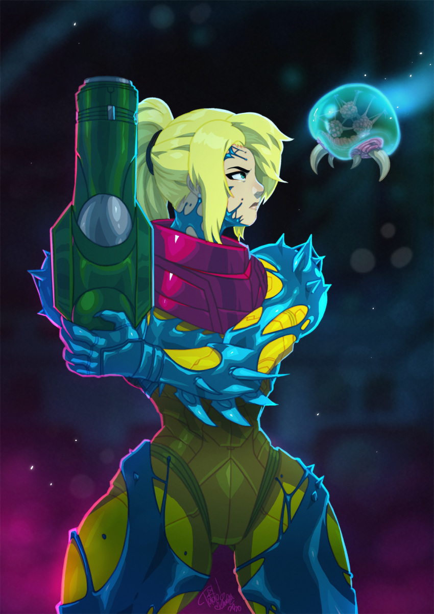 1girl arm_blade arm_cannon ass_visible_through_thighs blonde_hair blue_eyes blurry blurry_background claws fusion_suit highres looking_to_the_side metroid metroid_(creature) metroid_fusion ponytail power_armor samus_aran serious shoulder_spikes spikes thigh_gap tovio_rogers weapon