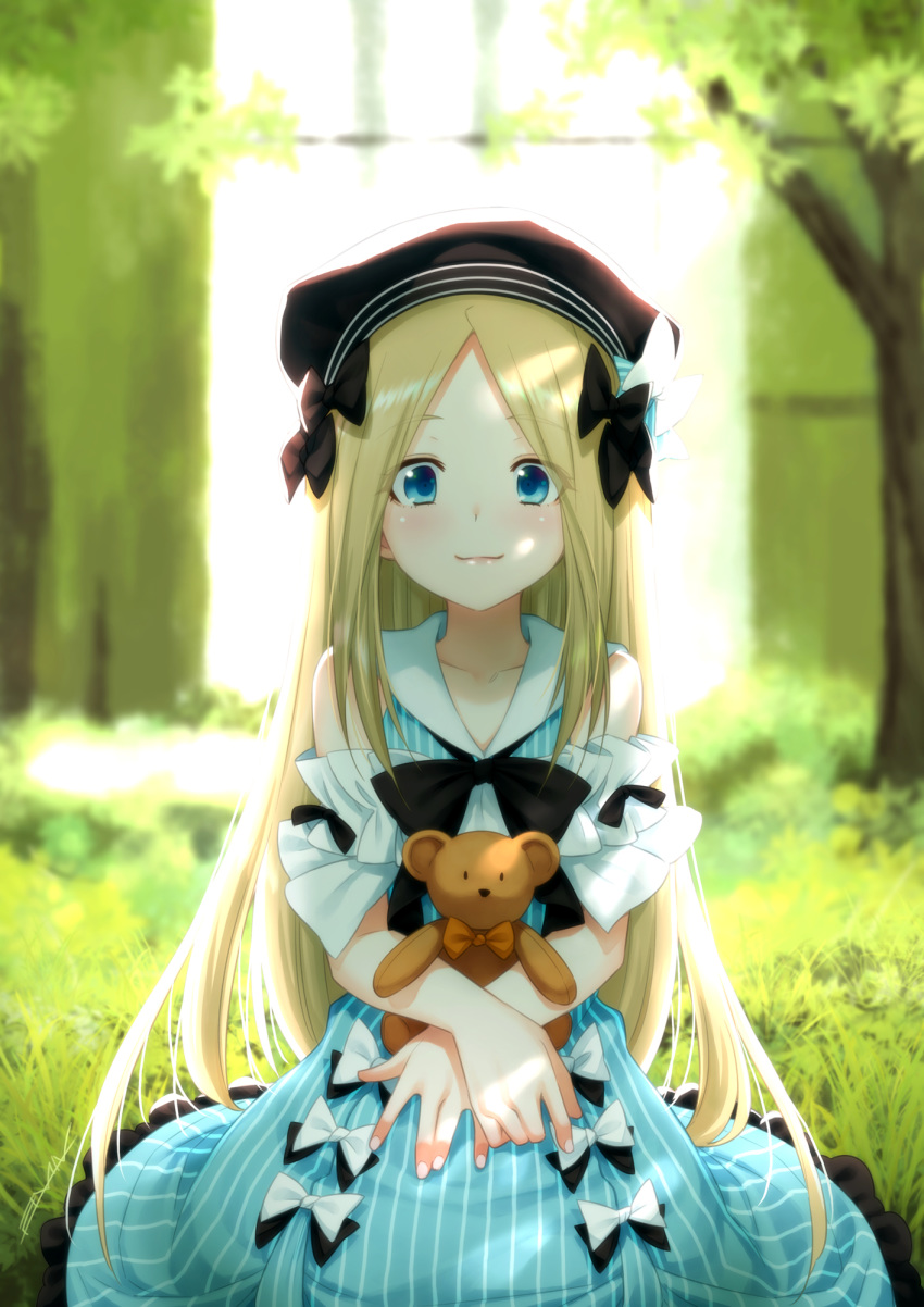 1girl abigail_williams_(fate/grand_order) alternate_costume bangs beret black_bow black_headwear blonde_hair blue_eyes blurry blurry_background blush bow closed_mouth dress eyebrows_visible_through_hair fate/grand_order fate_(series) frilled_dress frills grass hair_bow hat highres holding holding_stuffed_animal kazuma_muramasa long_hair looking_at_viewer nature outdoors parted_bangs sitting sleeveless sleeveless_dress smile solo striped stuffed_animal stuffed_toy sunlight teddy_bear tree vertical-striped_dress vertical_stripes very_long_hair white_bow