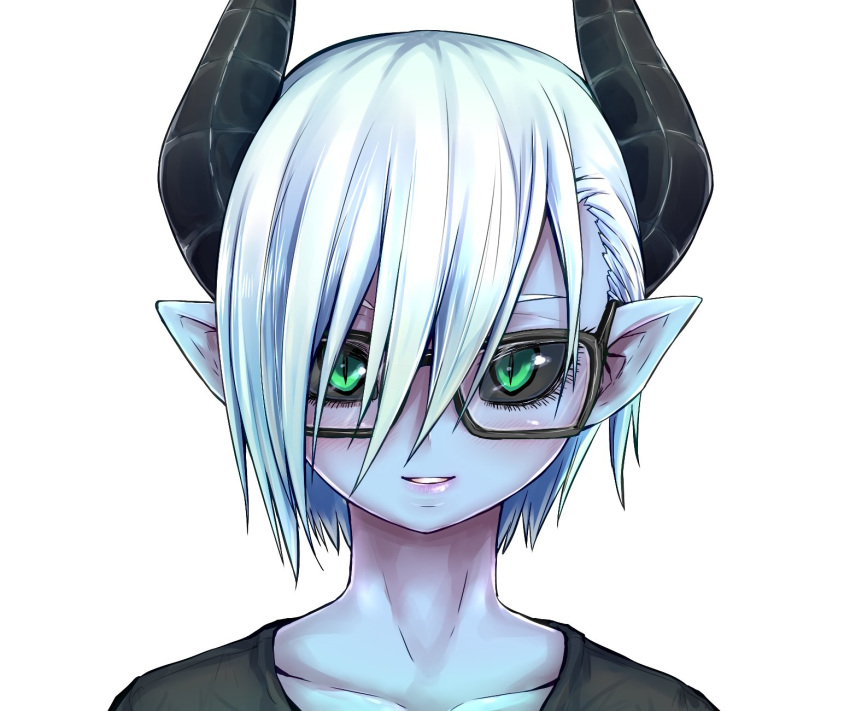 1girl black_horns black_sclera black_shirt blue_skin demon_girl demon_horn demon_horns glasses green_eyes highres horns juugoya_(zyugoya) light_smile musuko_ga_kawaikute_shikatanai_mazoku_no_hahaoya parted_lips shirt short_hair smile teresa_(musuko_ga_kawaikute_shikatanai_mazoku_no_hahaoya) white_hair