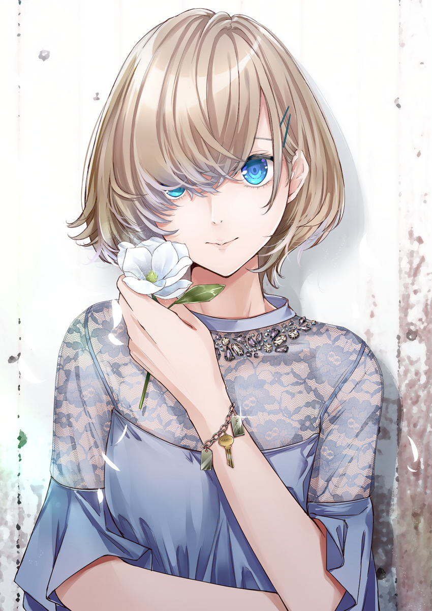 1girl against_wall bangs blonde_hair blue_eyes bob_cut bracelet breasts dabadhi flower hair_ornament hair_over_one_eye hairclip highres holding holding_flower jewelry lace looking_at_viewer medium_breasts original petals short_hair smile sparkle upper_body white_flower white_petals