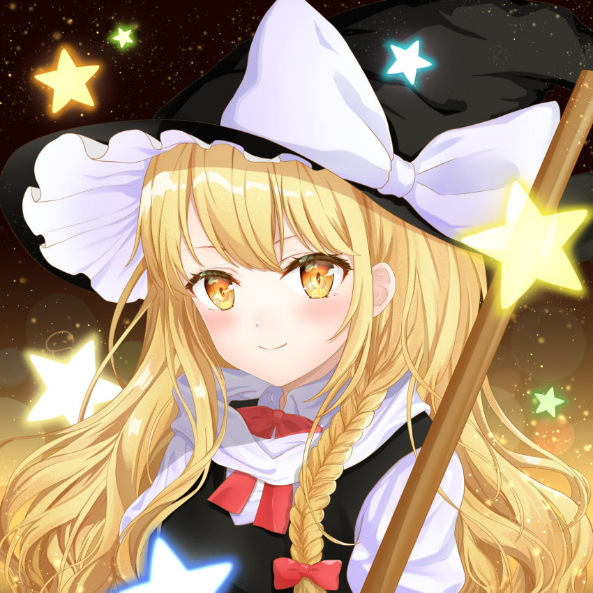 1girl bangs black_headwear blonde_hair blush bow bowtie braid closed_mouth collared_shirt curly_hair floating_hair hair_bow hat hat_bow hei_kuang_jun highres kirisame_marisa lens_flare long_hair looking_at_viewer red_bow red_neckwear shiny shiny_hair shirt single_braid smile solo star touhou upper_body very_long_hair white_bow white_shirt wing_collar witch_hat yellow_eyes