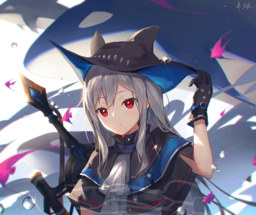 1girl arknights ascot ban_xuan bangs black_capelet black_gloves black_headwear capelet chinese_commentary commentary_request gloves hand_up highres long_hair looking_at_viewer orca partial_commentary red_eyes silver_hair skadi_(arknights) solo sword upper_body weapon white_neckwear