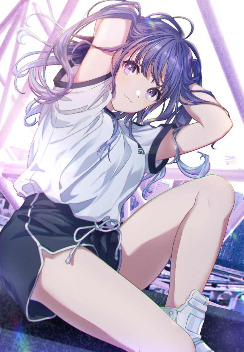 1girl :3 arms_up backlighting bare_legs black_shorts blush boyshorts breasts closed_mouth commentary dutch_angle hands_in_hair highres knee_up long_hair looking_at_viewer medium_breasts mosuko original outdoors purple_hair ribbon shirt short_sleeves shorts sitting smile solo symbol_commentary thighs violet_eyes white_footwear white_ribbon white_shirt