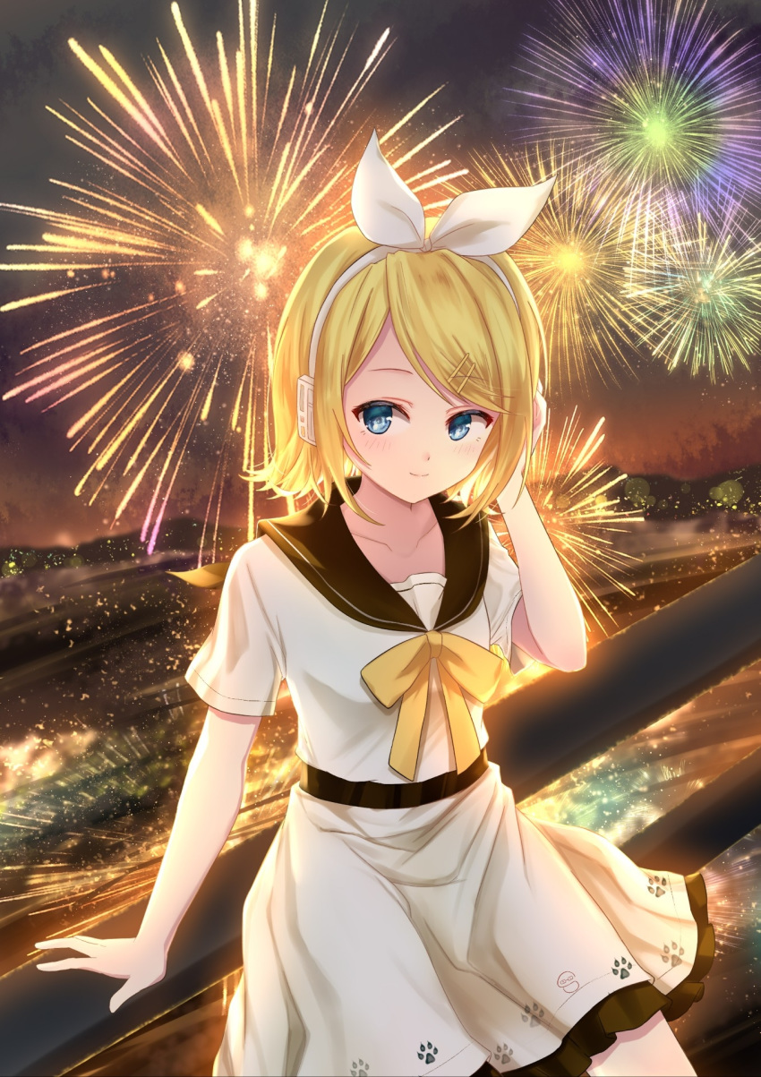 1girl bangs black_sailor_collar blonde_hair blue_eyes bow closed_mouth collarbone collared_shirt fireworks hair_bow hair_ornament hairband hairclip headphones hei_kuang_jun highres kagamine_rin layered_skirt looking_at_viewer looking_to_the_side miniskirt night outdoors print_skirt sailor_collar sailor_shirt school_uniform shiny shiny_hair shirt short_hair short_sleeves skirt smile solo swept_bangs vocaloid white_bow white_hairband white_shirt white_skirt