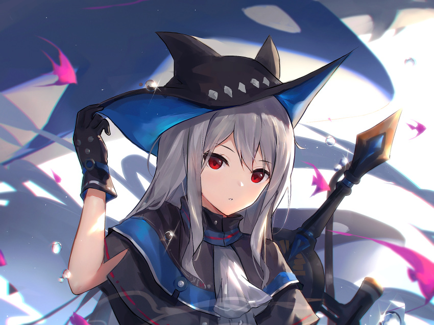 1girl arknights ascot ban_xuan bangs black_capelet black_gloves black_headwear capelet gloves hand_up highres long_hair looking_at_viewer orca red_eyes silver_hair skadi_(arknights) solo sword upper_body weapon white_neckwear
