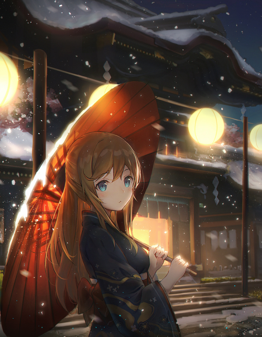 1girl absurdres ban_xuan black_bow black_kimono blonde_hair blue_eyes bow commentary_request eyebrows_visible_through_hair from_side hair_between_eyes hair_bow highres holding holding_umbrella huge_filesize japanese_clothes kimono long_hair night oriental_umbrella original outdoors print_kimono red_bow red_umbrella shiny shiny_hair snowing solo standing umbrella upper_body