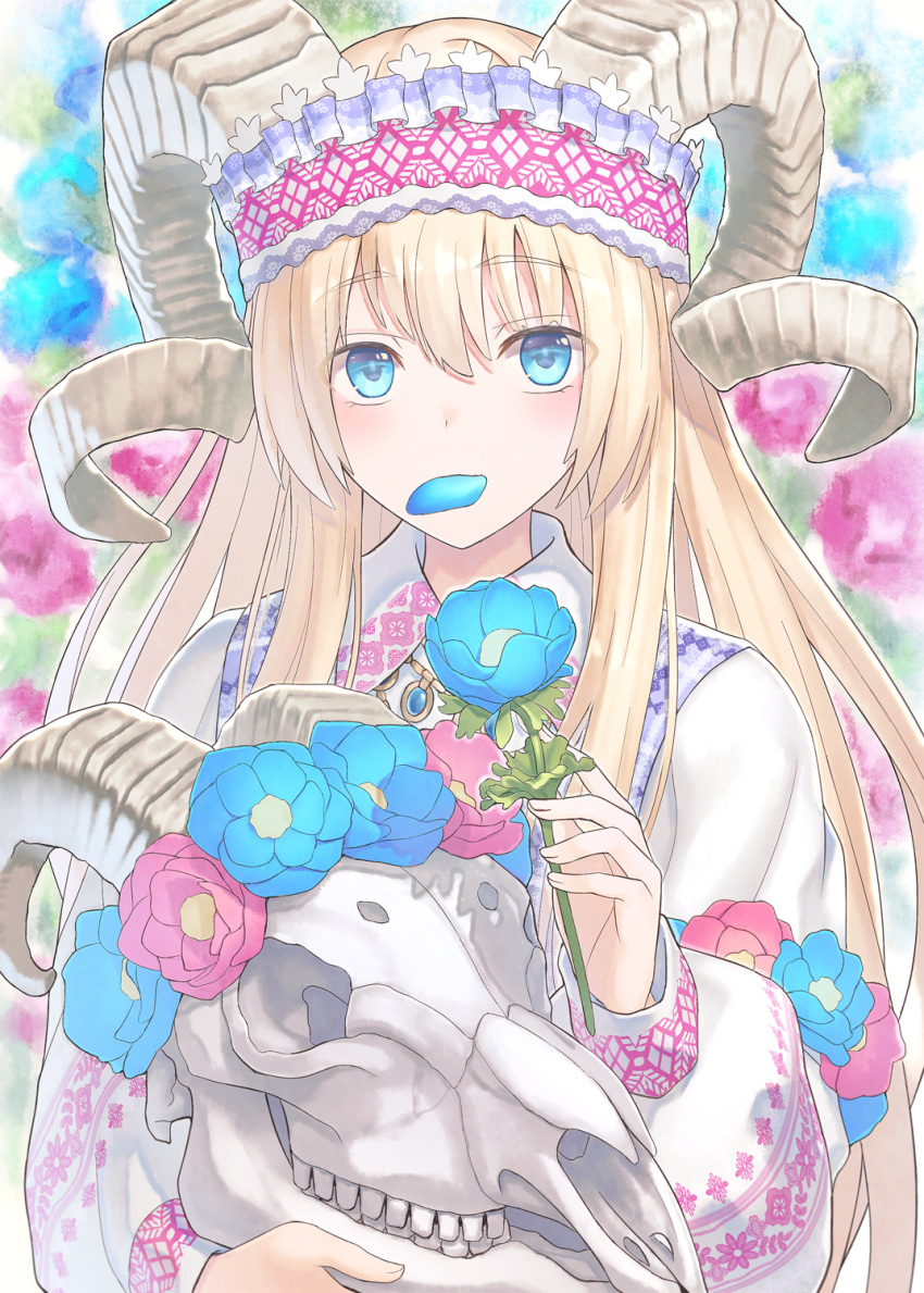 1girl animal_skull bangs blonde_hair blue_eyes blue_flower collared_dress curled_horns dress eyebrows_visible_through_hair flower hair_between_eyes highres holding holding_flower holding_skull horns kaina_(tsubasakuronikuru) long_hair long_sleeves mouth_hold original petals pink_flower puffy_long_sleeves puffy_sleeves solo upper_body very_long_hair white_dress