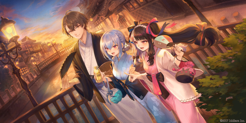 1boy 2girls :d architecture bag black_hair blue_hair bottle bridge brown_eyes brown_hair dutch_angle east_asian_architecture fan folding_fan grey_hair hakase_fuyuki highres japanese_clothes kagami_hayato kimono lamppost mashuu_(neko_no_oyashiro) multicolored_hair multiple_girls nijisanji open_mouth paper_fan pointing red_eyes river smile twintails two-tone_hair virtual_youtuber yorumi_rena yukata