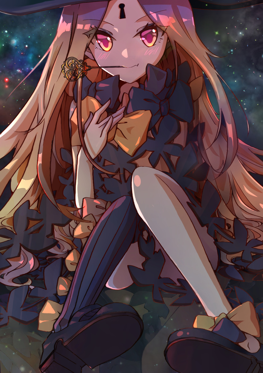 1girl abigail_williams_(fate/grand_order) absurdres bangs bare_shoulders black_bow black_headwear black_legwear blonde_hair bow fate/grand_order fate_(series) hat highres key keyhole long_hair multiple_bows orange_bow polka_dot red_eyes single_thighhigh smile solo thigh-highs witch_hat