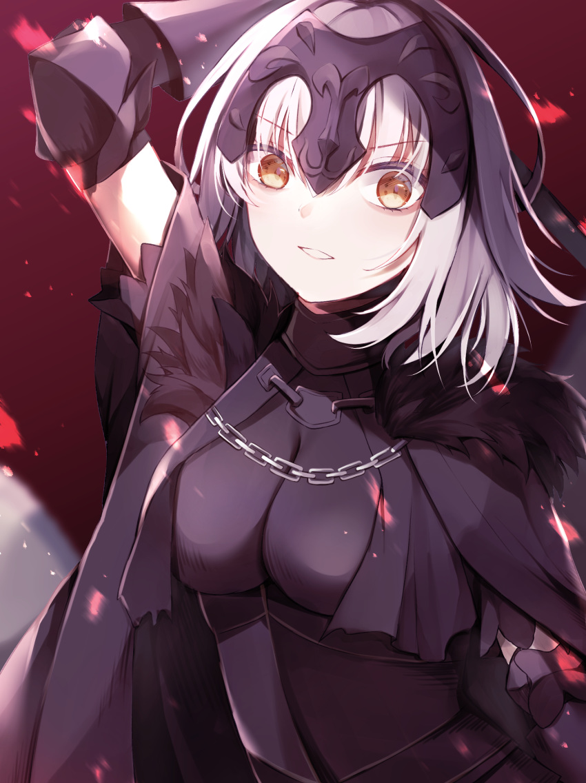 1girl ahoge armor armored_dress bangs breasts chain commentary_request eyebrows_visible_through_hair fate/grand_order fate_(series) fur_collar fur_trim headpiece highres jeanne_d'arc_(alter)_(fate) jeanne_d'arc_(fate)_(all) large_breasts looking_at_viewer parted_lips red_background short_hair short_sleeves silver_hair simple_background smile solo upper_body yellow_eyes yua_(bokubo0806)