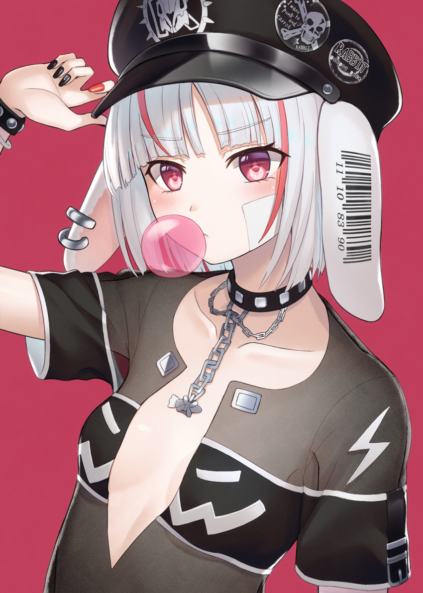 1girl animal_ears arm_up badge barcode black_collar black_headwear black_nails blush breasts bubble_blowing button_badge chain chewing_gum closed_mouth collar collarbone commentary_request ear_piercing grey_shirt hand_on_headwear hat highres kaina_(tsubasakuronikuru) multicolored multicolored_hair multicolored_nails nail_polish original peaked_cap piercing rabbit_ears red_background red_eyes red_nails redhead shirt short_sleeves silver_hair simple_background small_breasts solo streaked_hair upper_body