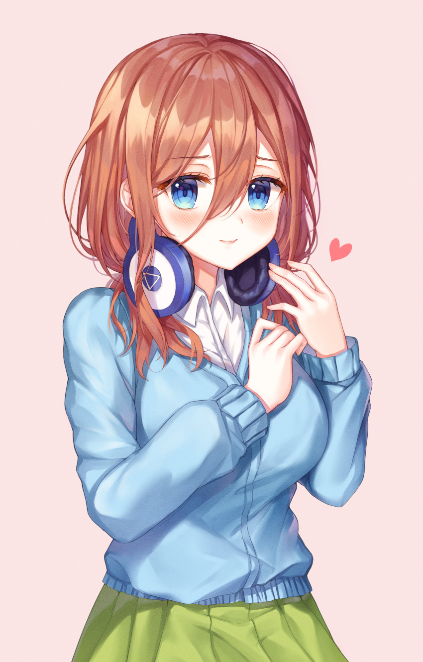 1girl absurdres bangs beige_background blue_cardigan blue_eyes blush breasts brown_hair cardigan closed_mouth commentary_request eyebrows_visible_through_hair go-toubun_no_hanayome green_skirt hair_between_eyes headphones headphones_around_neck headset heart highres large_breasts long_hair long_sleeves looking_at_viewer monjja nakano_miku pleated_skirt shirt simple_background skirt smile solo white_shirt