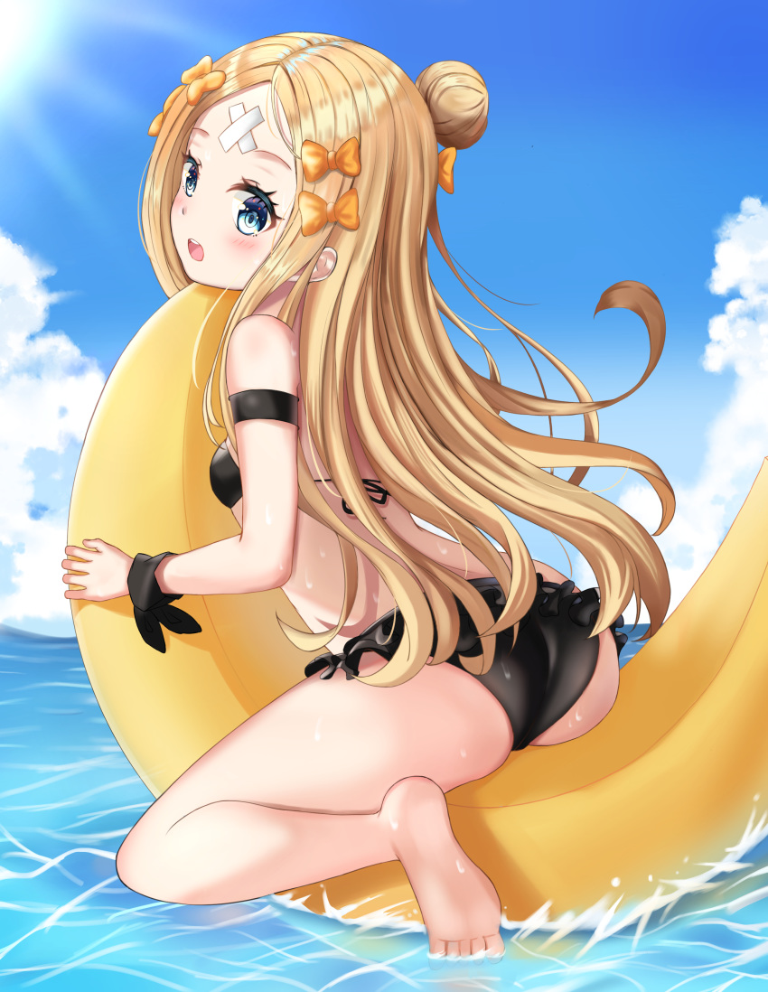 1girl abigail_williams_(fate/grand_order) absurdres ass back banana_boat bandaid_on_forehead bangs bare_shoulders barefoot bikini black_bikini blonde_hair blue_eyes blue_sky bow breasts crossed_bandaids fate/grand_order fate_(series) feet forehead hair_bow hair_bun highres legs long_hair multiple_bows ocean orange_bow parted_bangs sky small_breasts solo swimsuit zeroillya