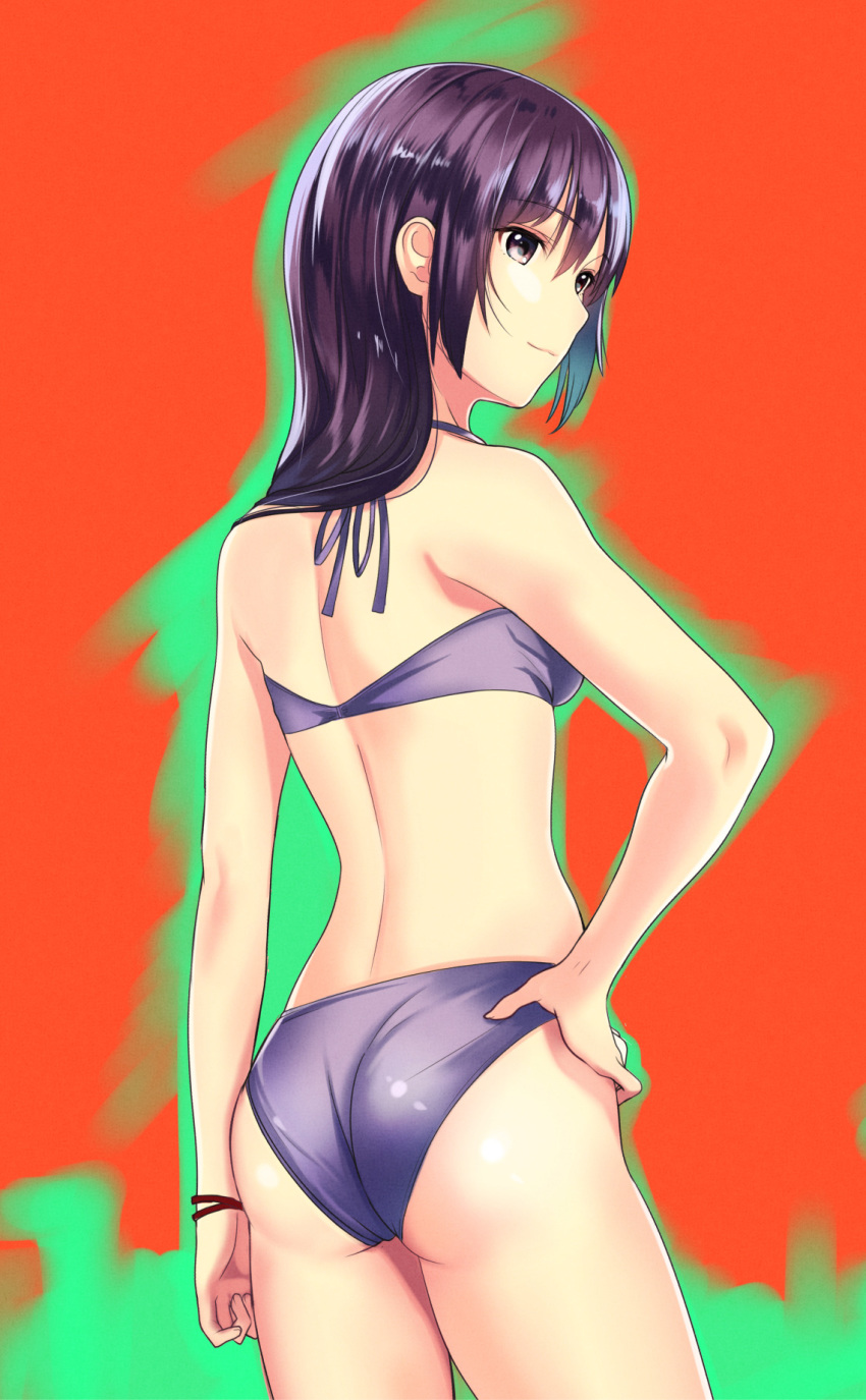 1girl ass bare_arms bare_shoulders bikini closed_mouth contrapposto cowboy_shot eyebrows_visible_through_hair from_behind green_background highres kagematsuri looking_at_viewer looking_back original purple_bikini purple_hair red_background smile solo swimsuit two-tone_background violet_eyes wristband
