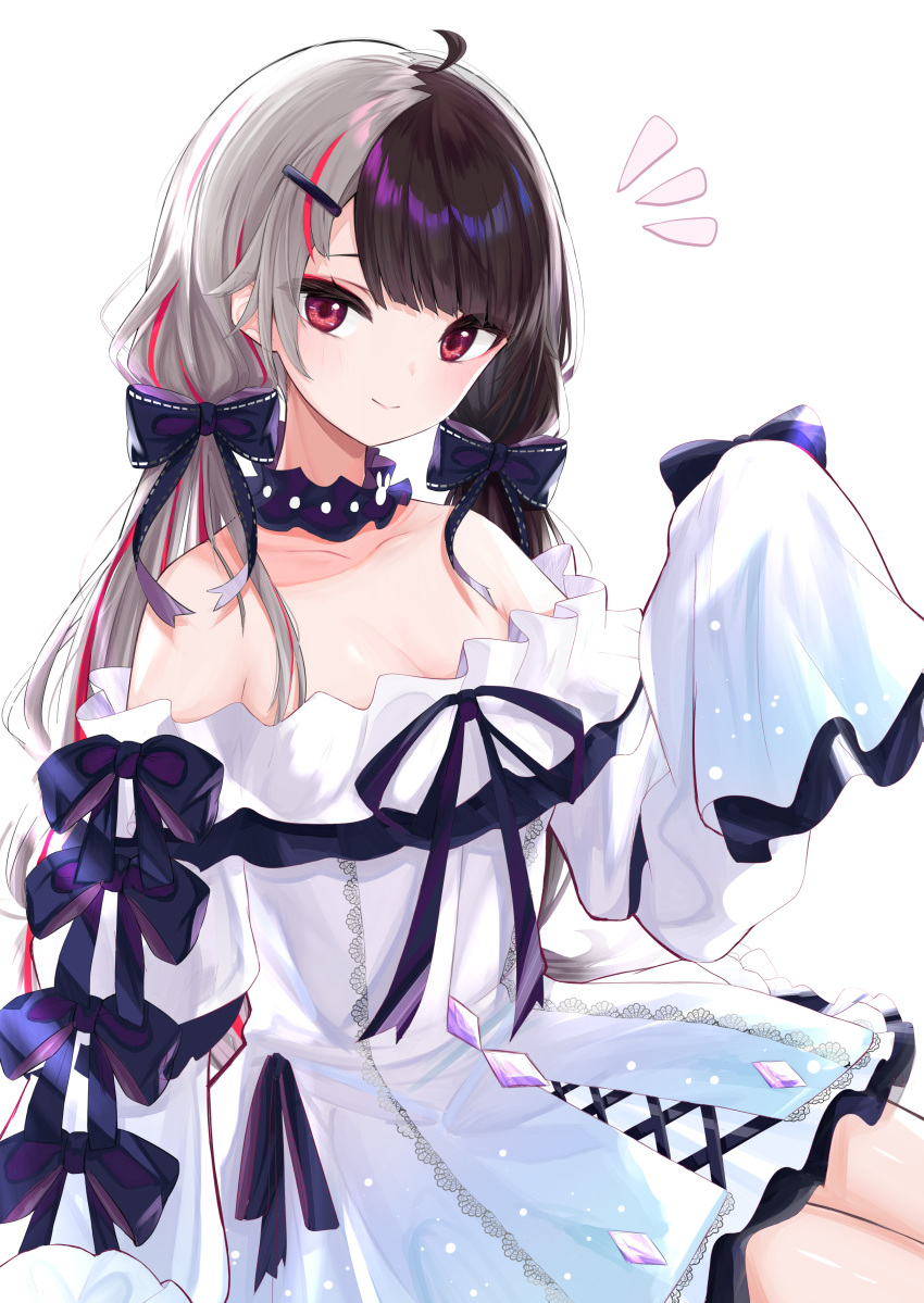 1girl absurdres bangs bare_shoulders black_hair blush bow breasts collarbone commentary_request gloves hair_ornament hair_ribbon highres keichan_(user_afpk7473) long_hair looking_at_viewer multicolored_hair nijisanji red_eyes redhead ribbon silver_hair sleeves_past_fingers sleeves_past_wrists smile solo streaked_hair twintails two-tone_hair very_long_hair virtual_youtuber yorumi_rena