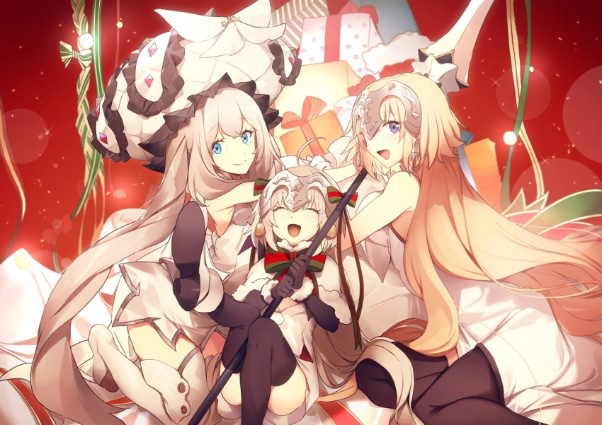 3girls ahoge black_legwear black_ribbon blonde_hair blue_eyes bow child fate/apocrypha fate/grand_order fate_(series) frilled_hat frills gloves hair_ribbon happy hat hat_bow headpiece jeanne_d'arc_(fate) jeanne_d'arc_(fate)_(all) jeanne_d'arc_alter_santa_lily large_hat long_hair looking_at_another marie_antoinette_(fate/grand_order) multiple_girls no-kan open_mouth ribbon silver_hair smile thigh-highs twintails violet_eyes white_bow white_legwear