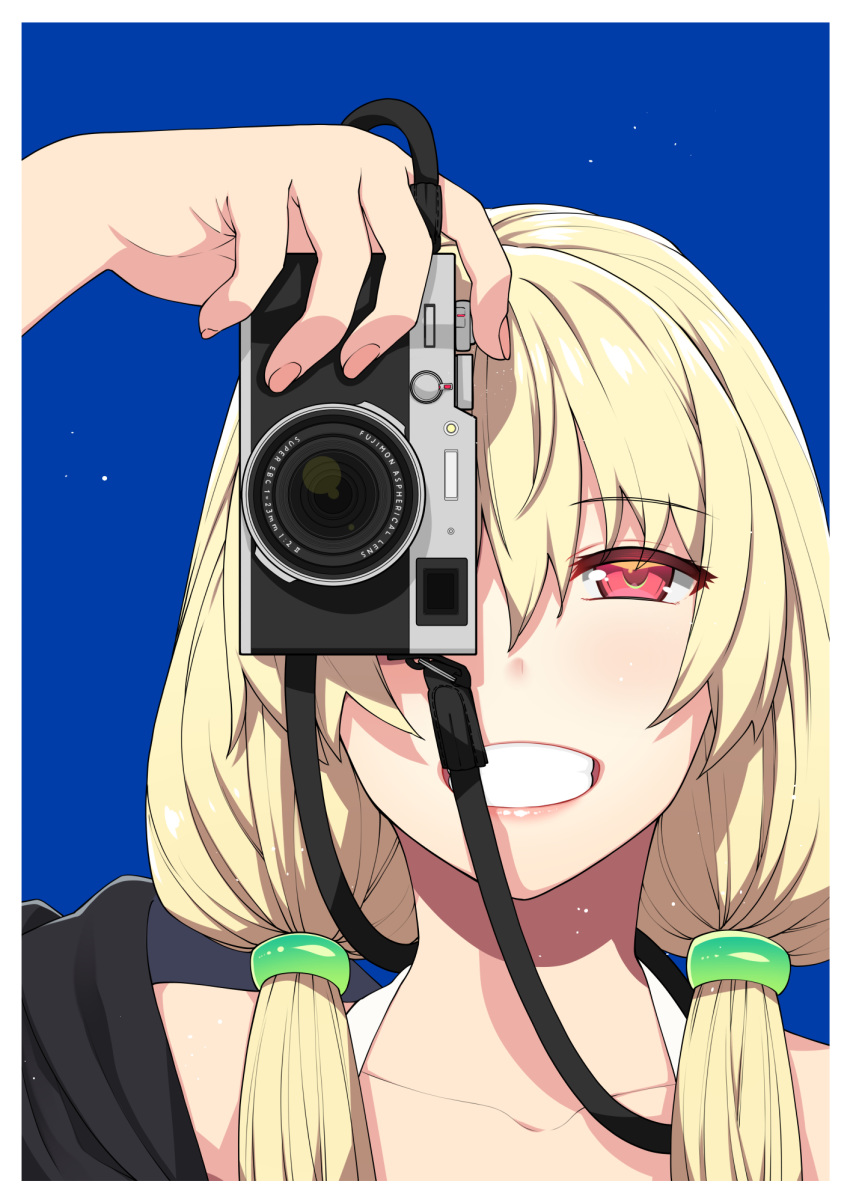 1girl akino_sora arm_up bangs bare_shoulders black_jacket blonde_hair blue_background blush camera collarbone commentary_request eyebrows_visible_through_hair fingernails grin hair_between_eyes hair_over_shoulder highres holding holding_camera jacket long_hair low_twintails off_shoulder one_eye_covered original red_eyes smile solo twintails upper_body