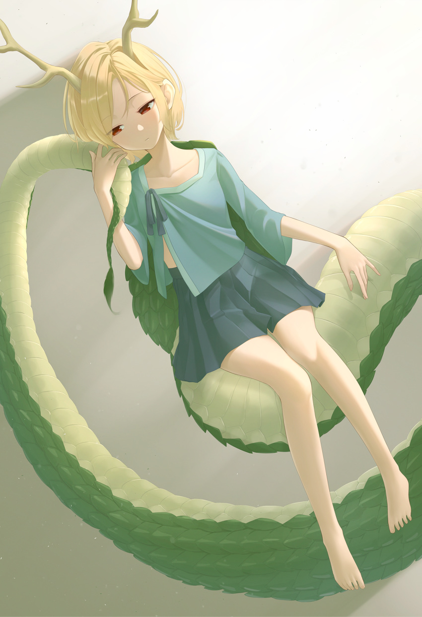 1girl bangs bare_legs barefoot blonde_hair blue_shirt blue_skirt collarbone commentary dragon_horns dragon_tail expressionless eyebrows_visible_through_hair full_body gradient gradient_background grey_background half-closed_eyes highres holding_own_tail holding_tail horns kanpa_(campagne_9) kicchou_yachie long_tail looking_to_the_side pleated_skirt red_eyes shadow shirt short_hair short_sleeves simplified_chinese_text sitting_on_own_tail skirt solo swept_bangs tail touhou turtle_shell