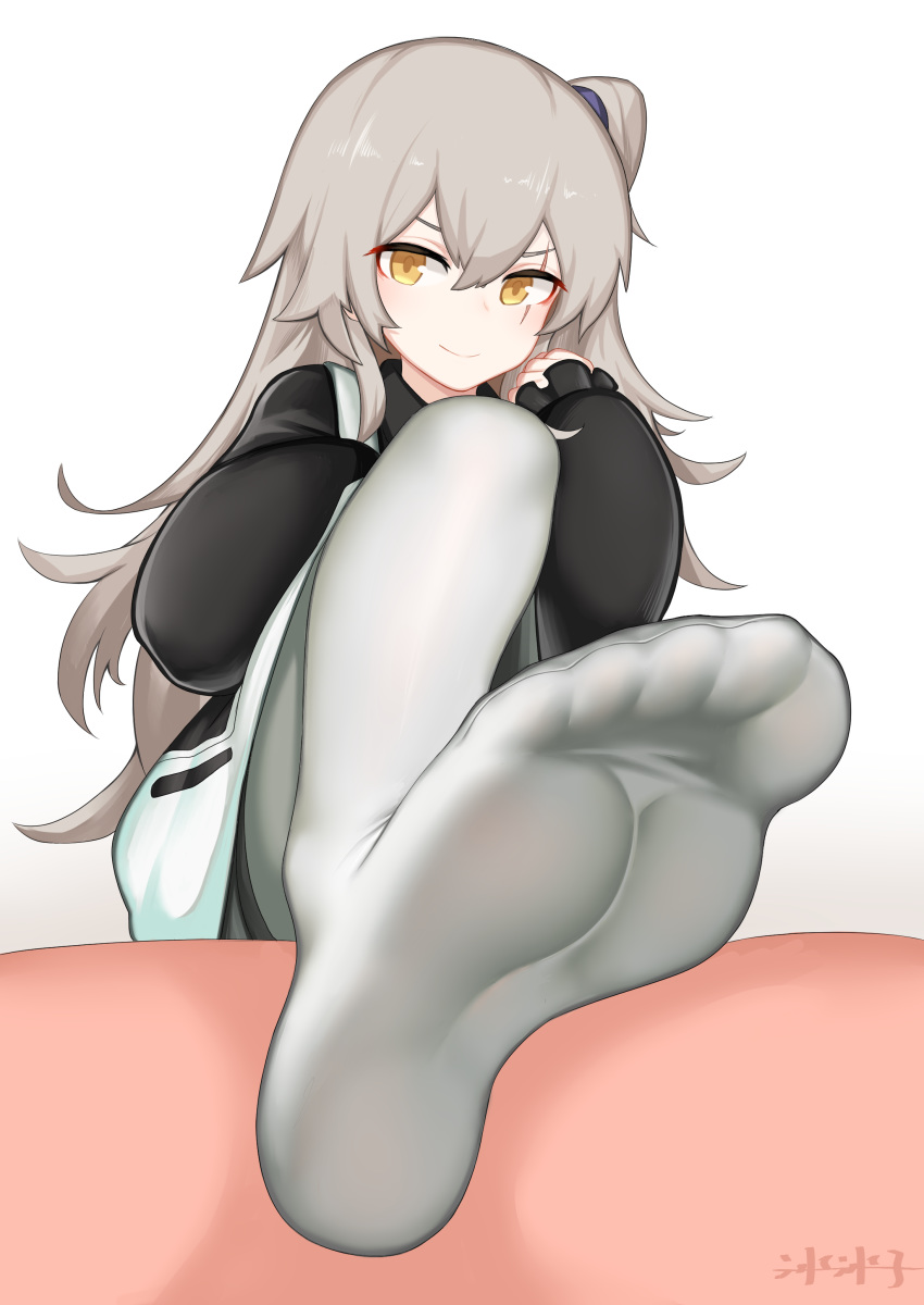 1girl absurdres bingbingzi blush feet girls_frontline grey_hair hair_between_eyes highres long_hair looking_at_viewer scar scar_across_eye side_ponytail sleeves_past_wrists smile solo ump45_(girls_frontline) white_legwear yellow_eyes