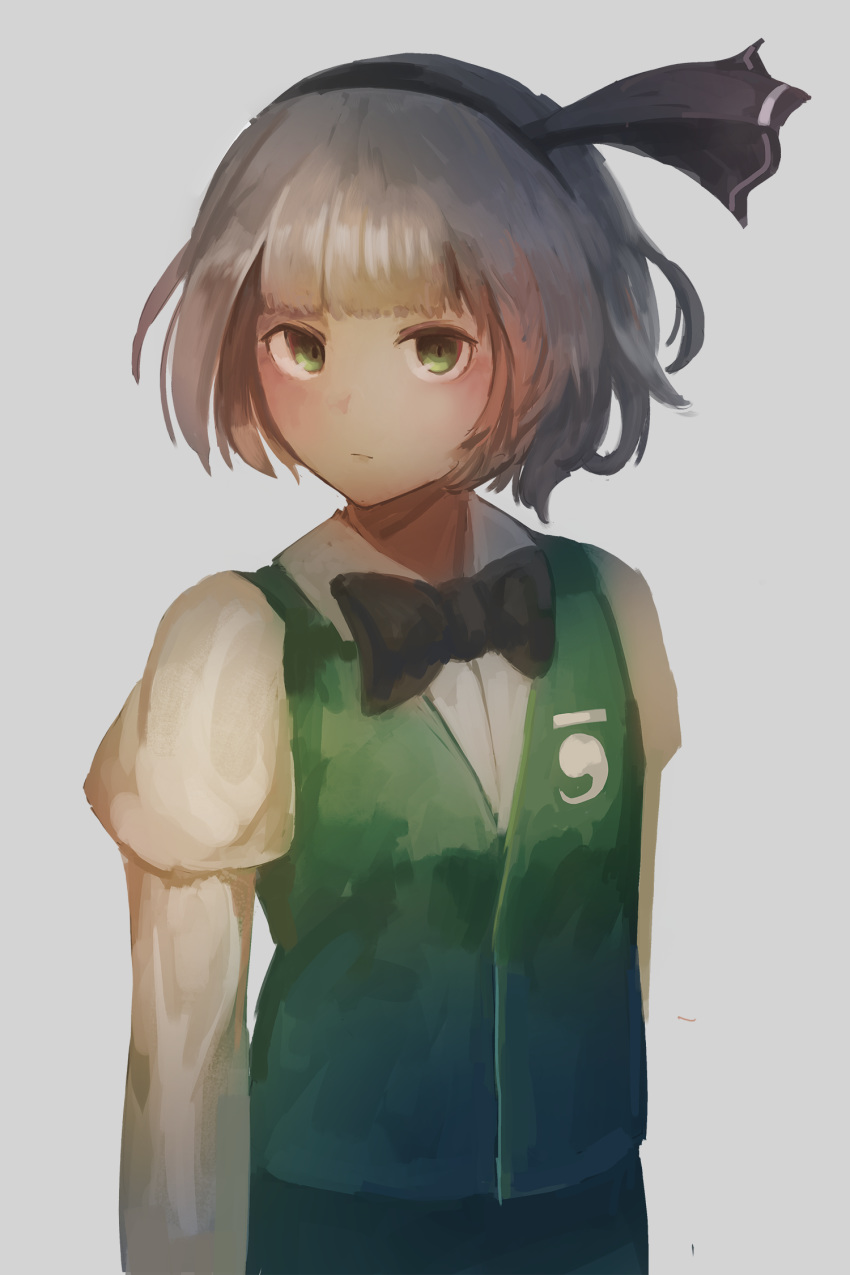 1girl arms_at_sides bangs black_bow black_hairband blunt_bangs bow bowtie closed_mouth commentary_request fjsmu green_eyes green_vest grey_background hairband highres konpaku_youmu long_sleeves looking_at_viewer short_hair silver_hair solo touhou vest white_sleeves
