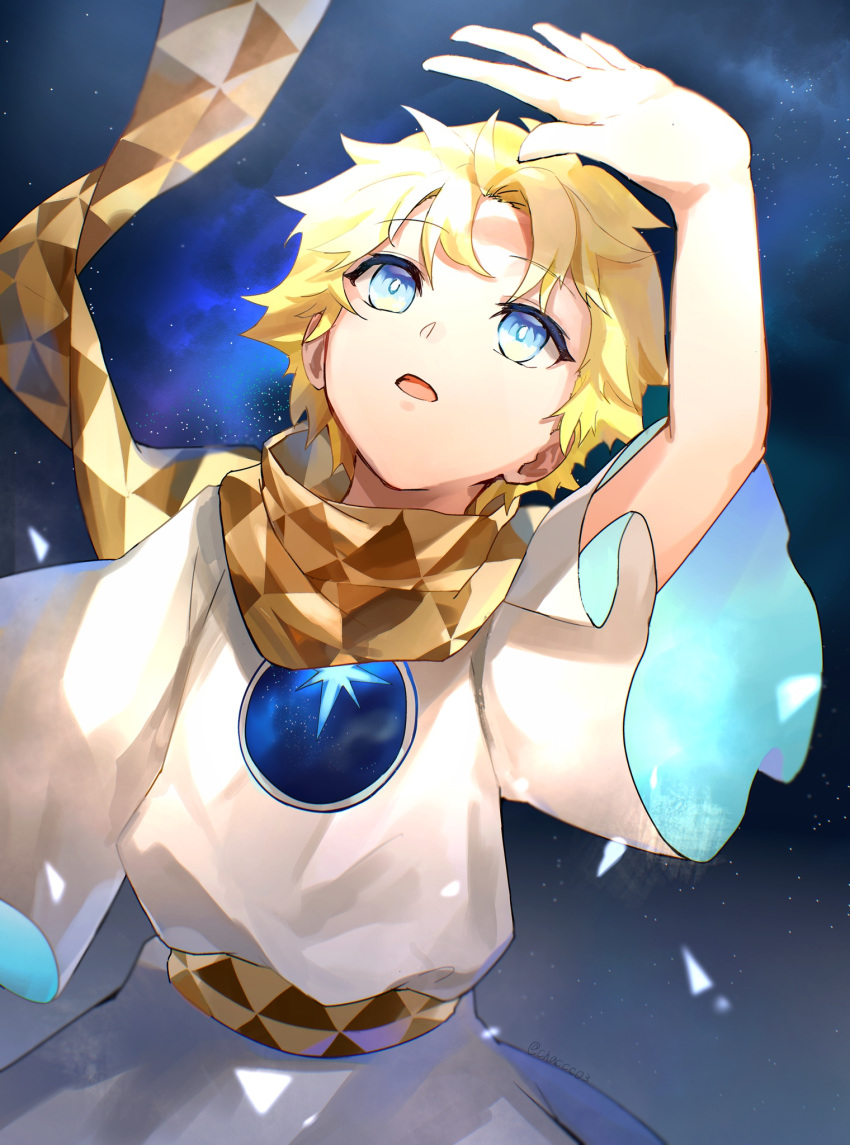 1boy arm_up baggy_clothes bangs blonde_hair blue_eyes bright_pupils eyebrows_visible_through_hair fate/grand_order fate/requiem fate_(series) glowing gradient_hair highres hoshi_rasuku light_particles male_focus multicolored_hair open_hand open_mouth parted_bangs scarf shadow short_sleeves sky solo space star star_(sky) starry_background starry_sky upper_body voyager_(fate/requiem) yellow_scarf