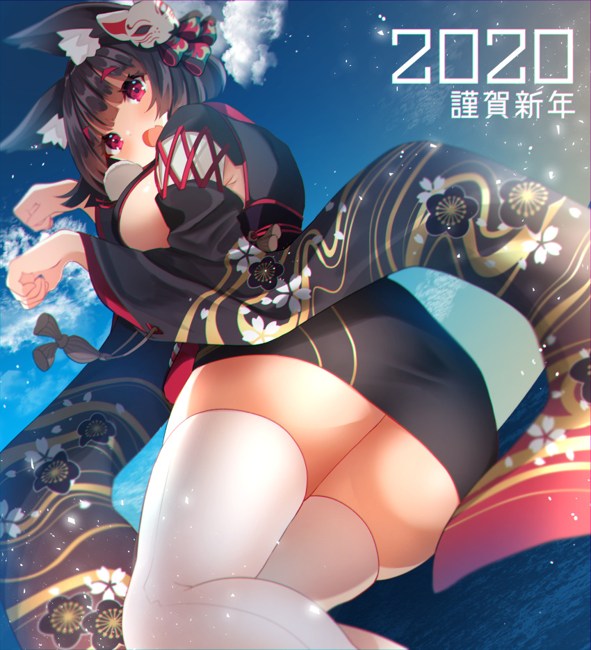 1girl 2020 absurdres animal_ear_fluff animal_ears ass azur_lane black_hair black_kimono blush breasts cat_ears cat_mask clouds cloudy_sky dutch_angle fang floral_print highres huge_filesize japanese_clothes kimono looking_back mask mask_on_head no_tail ocean open_mouth paw_pose sanba_tsui short_hair short_kimono sideboob skin_fang sky solo thigh-highs thighs white_legwear wide_sleeves yamashiro_(azur_lane)