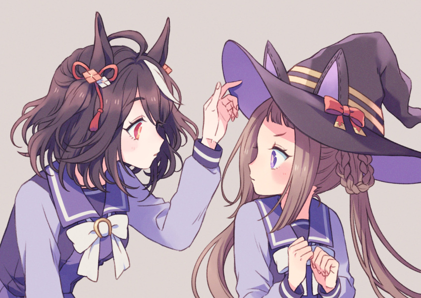 2girls ahoge animal_ear_headwear animal_ears bangs bow bowtie brown_hair commentary_request eye_contact grey_background hair_ribbon hair_rings hands_up hat hat_bow highres horse_ears kitasan_black_(umamusume) komasawa_(fmn-ppp) long_hair long_sleeves looking_at_another multicolored_hair multiple_girls parted_lips purple_shirt red_eyes ribbon sailor_collar school_uniform shirt short_hair simple_background streaked_hair sweep_tosho_(umamusume) tracen_school_uniform twintails umamusume upper_body violet_eyes white_bow white_bowtie witch_hat