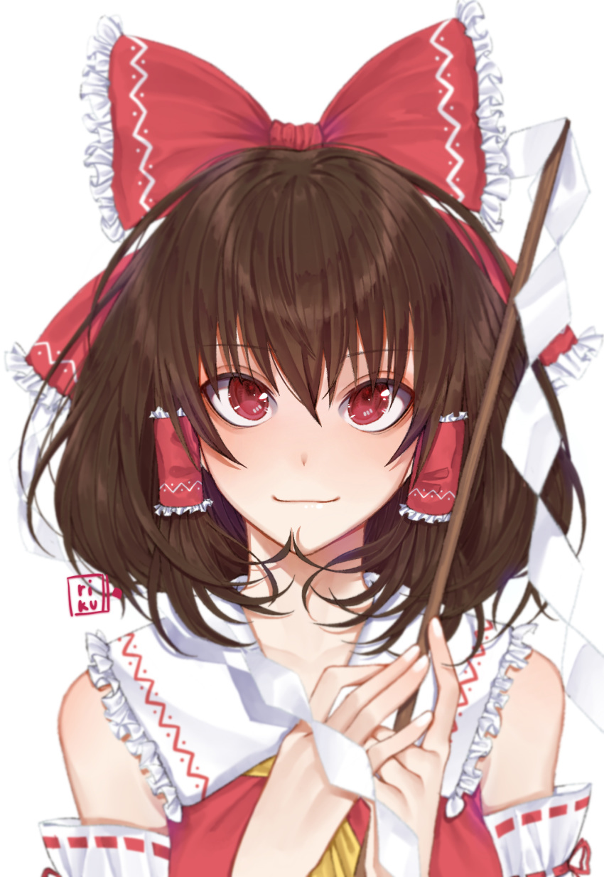 1girl artist_name ascot bangs blurry bow brown_hair closed_mouth commentary detached_sleeves eyebrows_visible_through_hair frilled_bow frilled_shirt_collar frills gohei hair_bow hair_tubes hakurei_reimu highres holding looking_at_viewer medium_hair nontraditional_miko red_bow red_eyes red_shirt riku_taru shirt simple_background smile solo touhou upper_body white_background yellow_neckwear