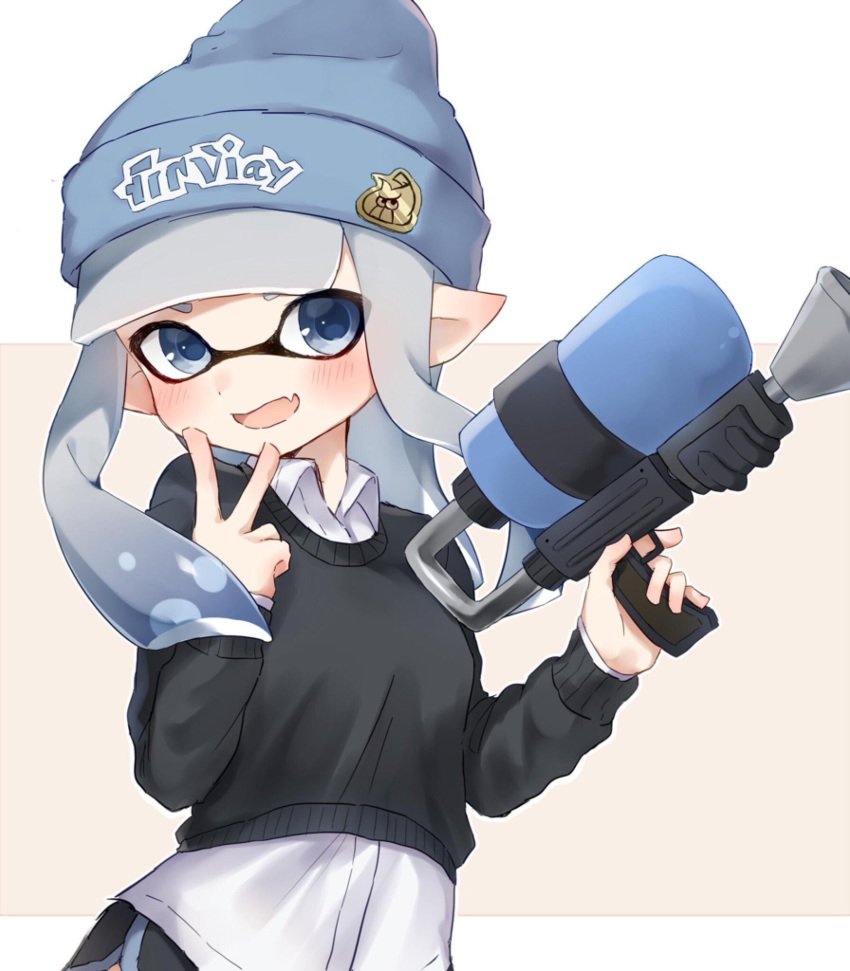 1girl bangs beanie black_shorts blue_headwear blunt_bangs blunt_ends brown_sweater clothes_writing collared_shirt commentary dolphin_shorts domino_mask fang grey_background grey_eyes grey_hair hat highres holding holding_weapon inkling letterboxed logo long_hair long_sleeves looking_at_viewer mask octoshot_(splatoon) open_mouth pointy_ears print_headwear shirt short_shorts shorts skin_fang smile solo splatoon_(series) splatoon_2 sweater symbol_commentary tentacle_hair v weapon white_shirt yuzutouhu_ika